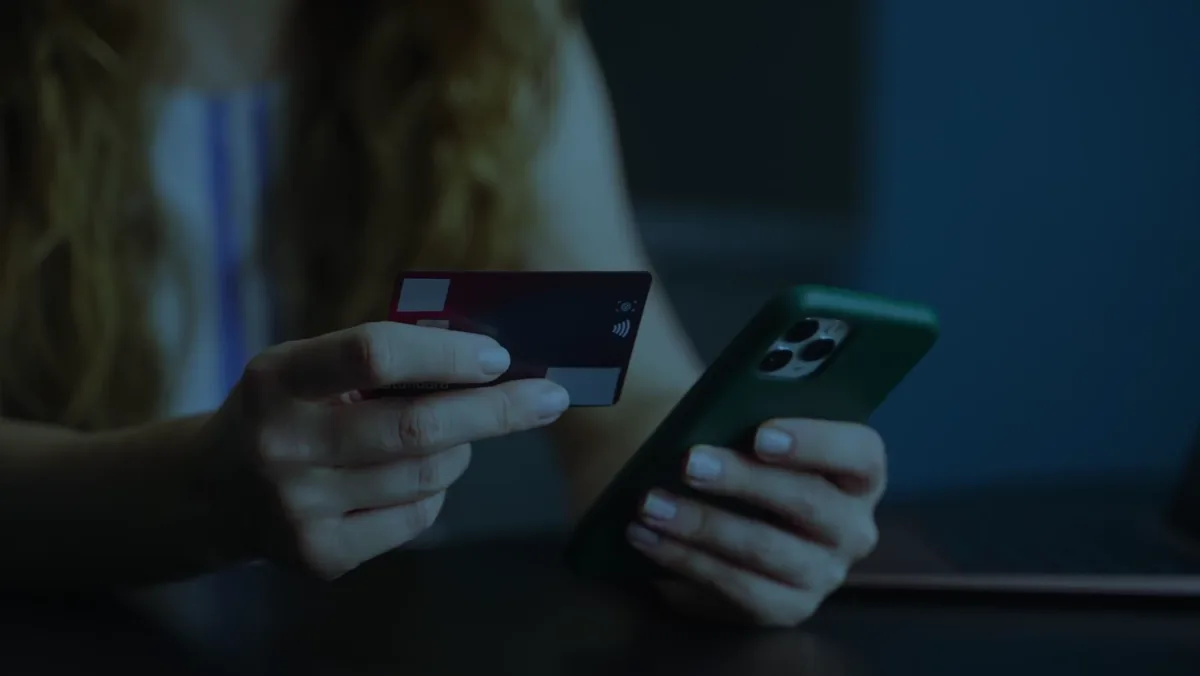 Persona confirmando la autenticación desde su teléfono