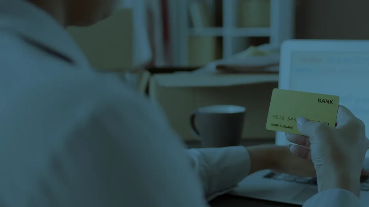 Cliente iniciando un pago electrónico desde su laptop
