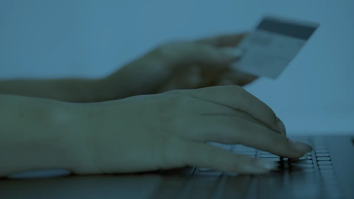 Persona ingresando los datos de su medio de pago